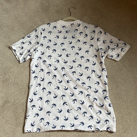 Mens Medium Broken Threads Cotton White Top Blue Palm Trees Shirt - Picture 5 of 5